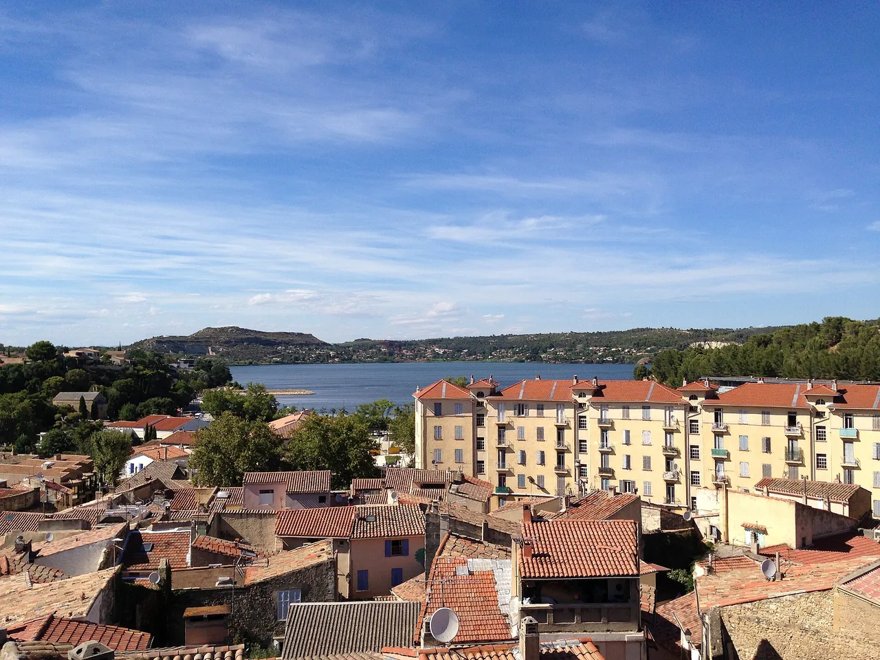 Vue d'Istres sur l'étang de l'Olivier